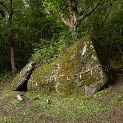 アラハバキ神社の胎内岩
