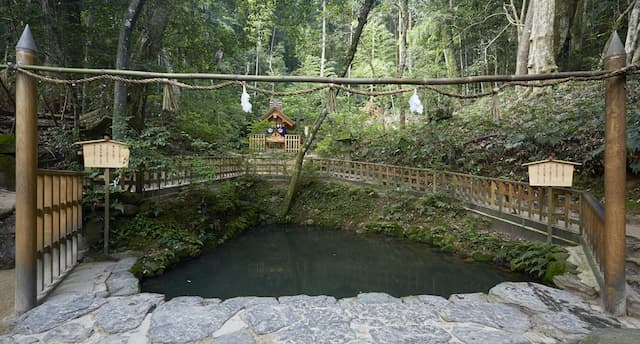 クシナダヒメを祀る天鏡神社と鏡の池